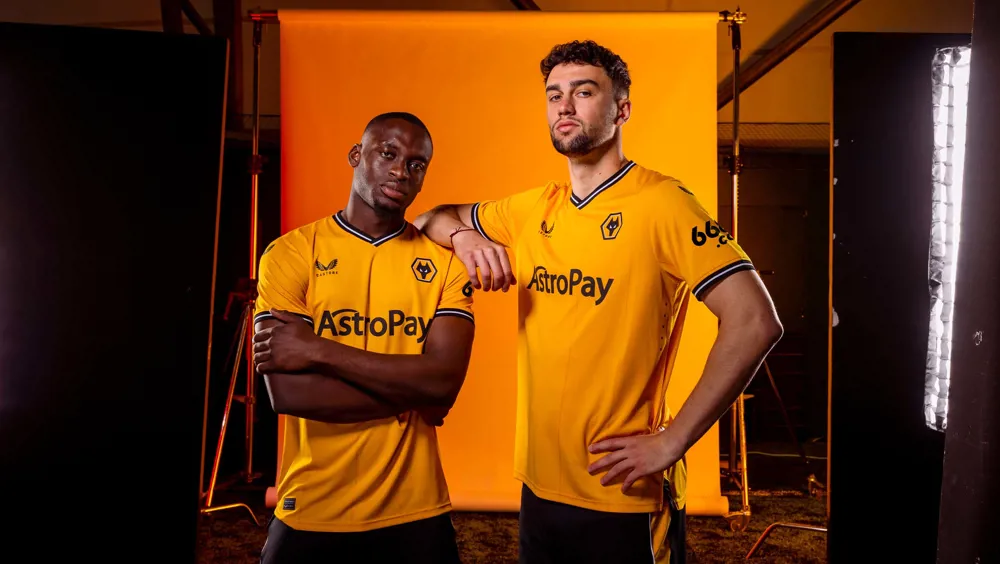 Sponsor Utama Jersey Klub Liga Inggris 2023/24: Dari Brand Ternama Sampai Situs Judi Online - home kit 9 Sponsor Utama Jersey Klub Liga Inggris 2023/24: Dari Brand Ternama Sampai Situs Judi Online - home kit 9